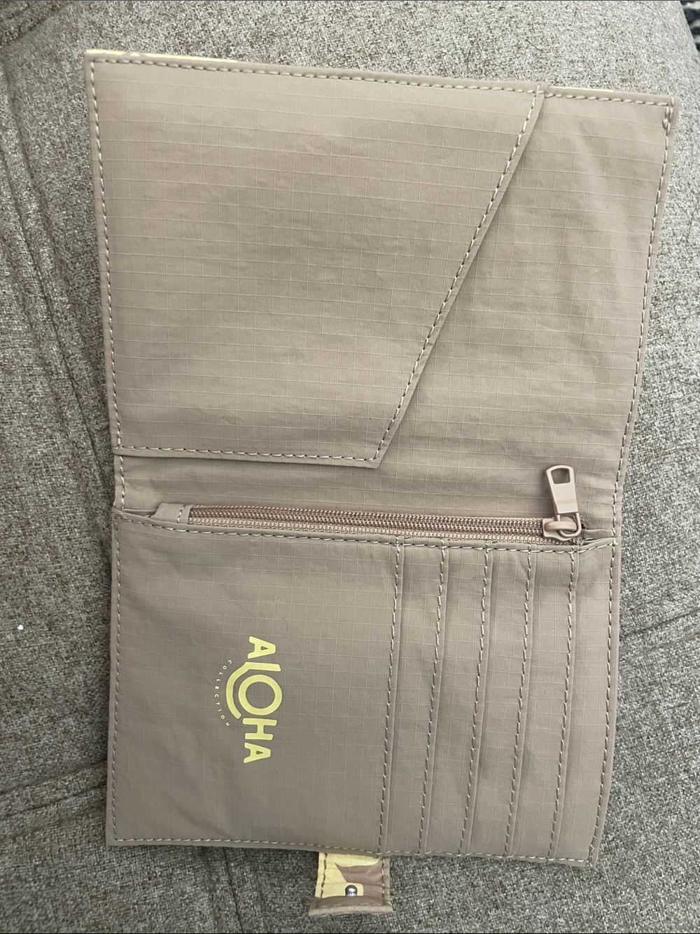 ALOHA Collection Passport Holder/Wallet - Picture 3 of 4